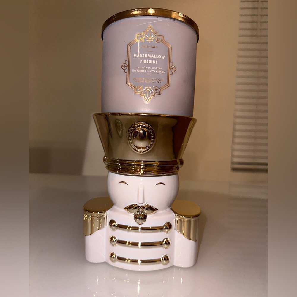 NUTCRACKER PEDESTAL 
3-Wick Candle Holder holiday collection